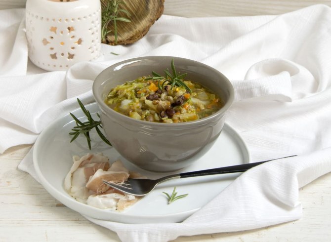 Zuppa di cereali e legumi con lardo e rosmarino